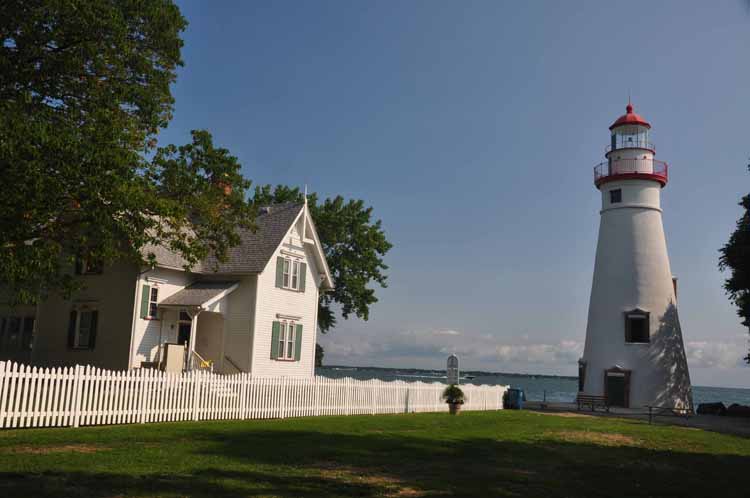keepershouse and lighthouse